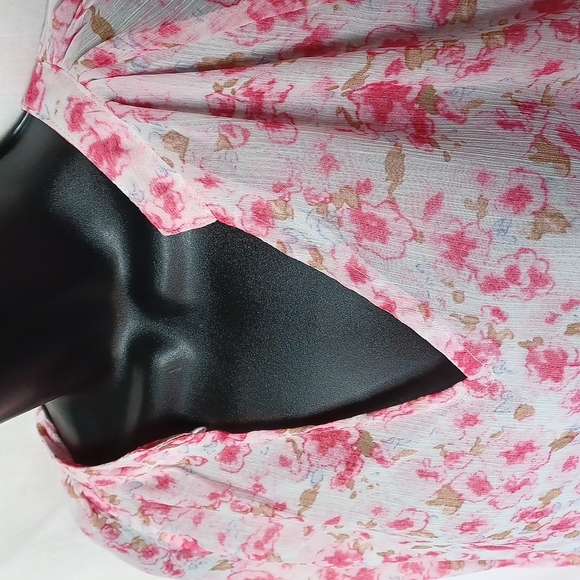LA LUNA Pink Floral V-Neck, curve hem Blouse - Picture 2 of 7